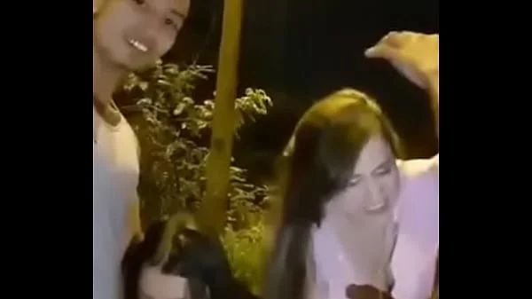 Dos amigas chupando pijas en la calle