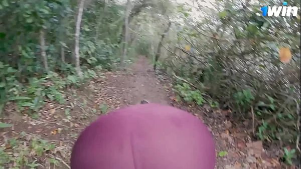 Estava me exercitando no bosque, encontrei um desconhecido e dei minha bucetinha pra ele !