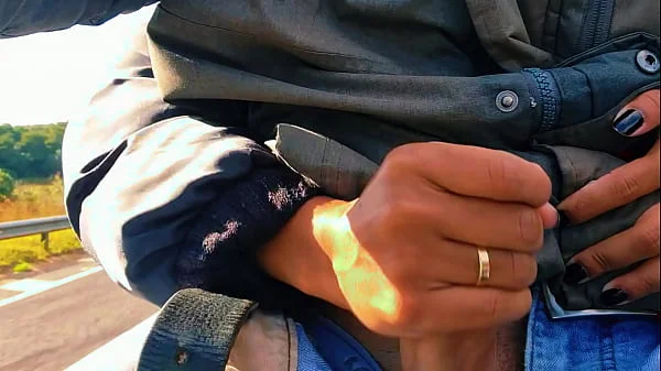 HOTWIFE Safada bateu uma na estrada até gozar!!! QUASE FOMOS PEGOS / Naughty HOTWIFE jerked off on the road until she cum!! WE ALMOST GOT CAUGHT.