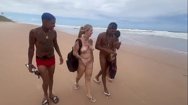 Fui com minha amiga da a bucetinha em uma praia de nudismo para os pirocudos