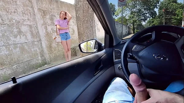 Arriscando punheta e pedindo informações pra desconhecida gostosa!