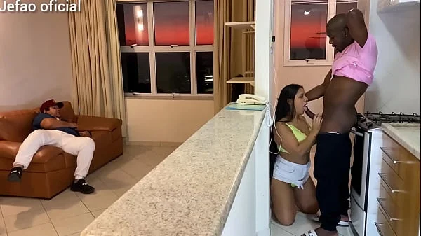 Fui arruma a maquina se uma cliente, e o marido intertido com a televisão,  e deixou q mulher gostosa do meu lado, fodi ela bem gostoso