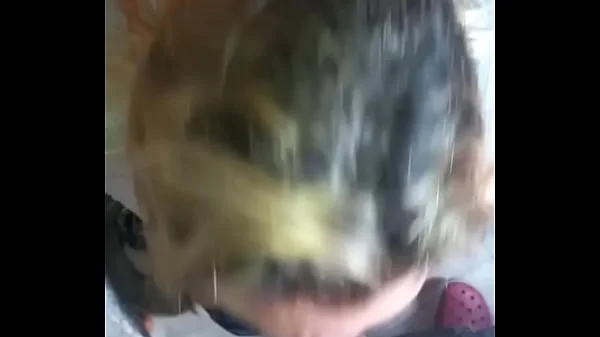 Se la traga hasta el fondo y le acabo en el fondo de su garganta