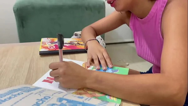 Le ayudo con las tareas de la escuela a mi pequeña hermanastra y me la termino follando duro hasta correrme.