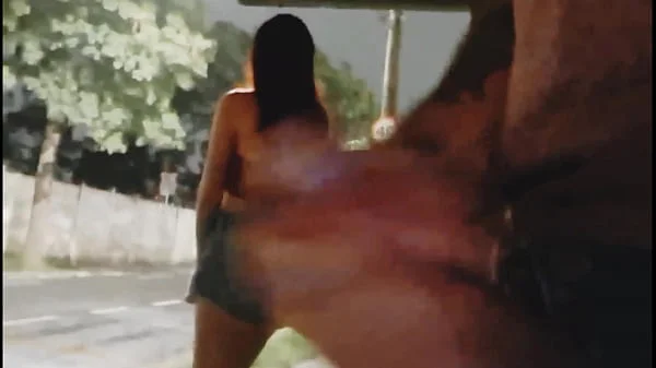 Arrisquei uma punheta pra gostosa no ponto de ônibus