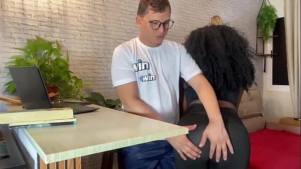Garoto nerd fode sua colega enquanto estudava para a prova.