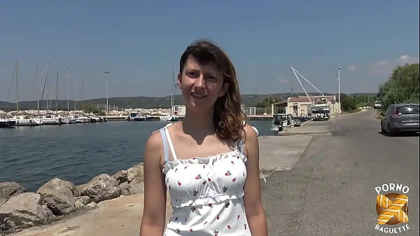 Melany, jeune coquine, aime la baise en pleine nature