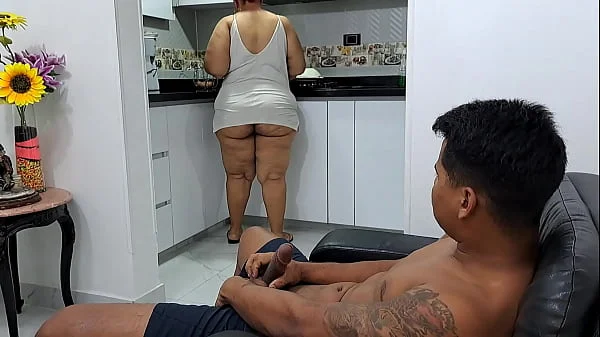Mi madrastra me atrapa masturbándome mientras veo su gran culo. Parte 1.