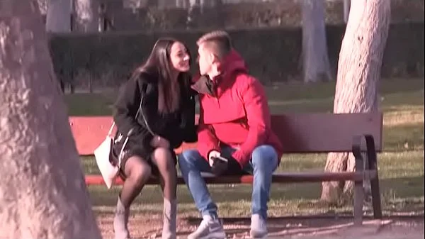 Wanna do a street blowjob? Lucia picks up a lucky guy in the Madrid park