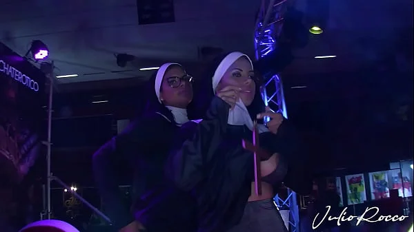 Las hermanas Ortega follando un pollón en público