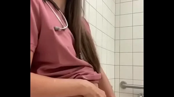 enfermera se masturba en el baño del hospital