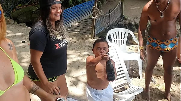 A mulhererada na praia querendo o anão da televisão Zezinho Teves . Paty Bumbum  - Fada Mel  .