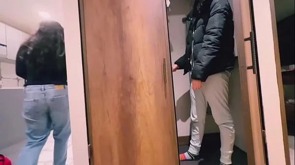 Su mamá no sabe que estoy teniendo sexo en su propio cuarto
