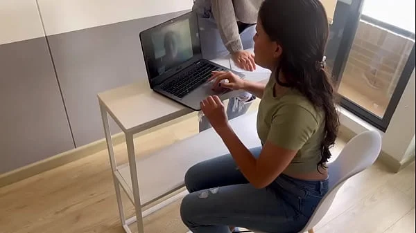Dejo la Cámara de la reunión de trabajo mientras mi novia me lame el coño.